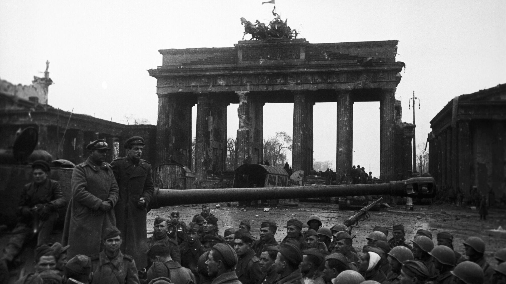 Poet Yevgeny Dolmatovsky reading to Soviet soldiers at Berlin's Brandenburg Gate in May 1945
